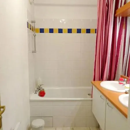 Apartment Oasis: 2-bedroom Retreat With Pool And Garden *