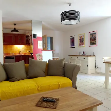 Oasis: 2-bedroom Retreat With Pool And Garden Aigues-Mortes