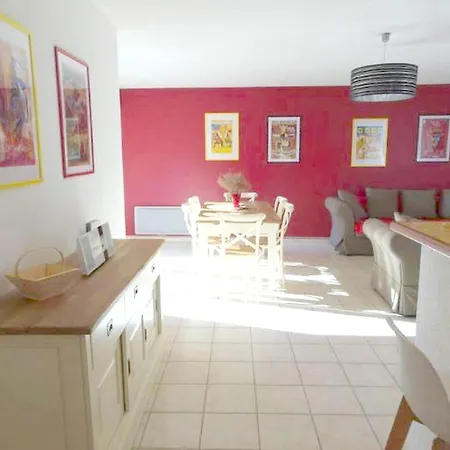 Apartment Oasis: 2-bedroom Retreat With Pool And Garden Aigues-Mortes