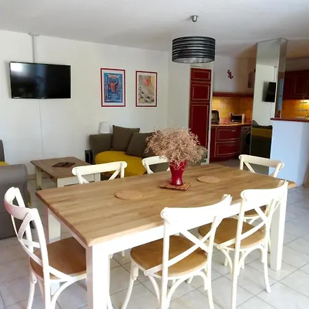 Oasis: 2-bedroom Retreat With Pool And Garden Apartment *